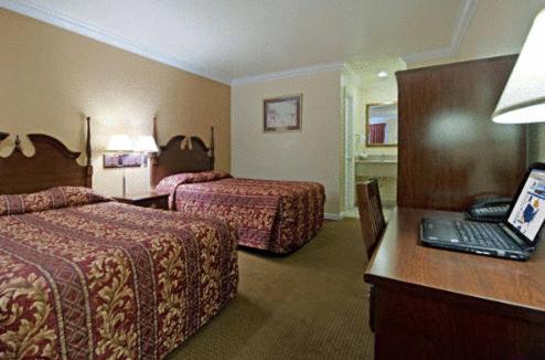 Queen Room with Two Queen Beds - Smoking